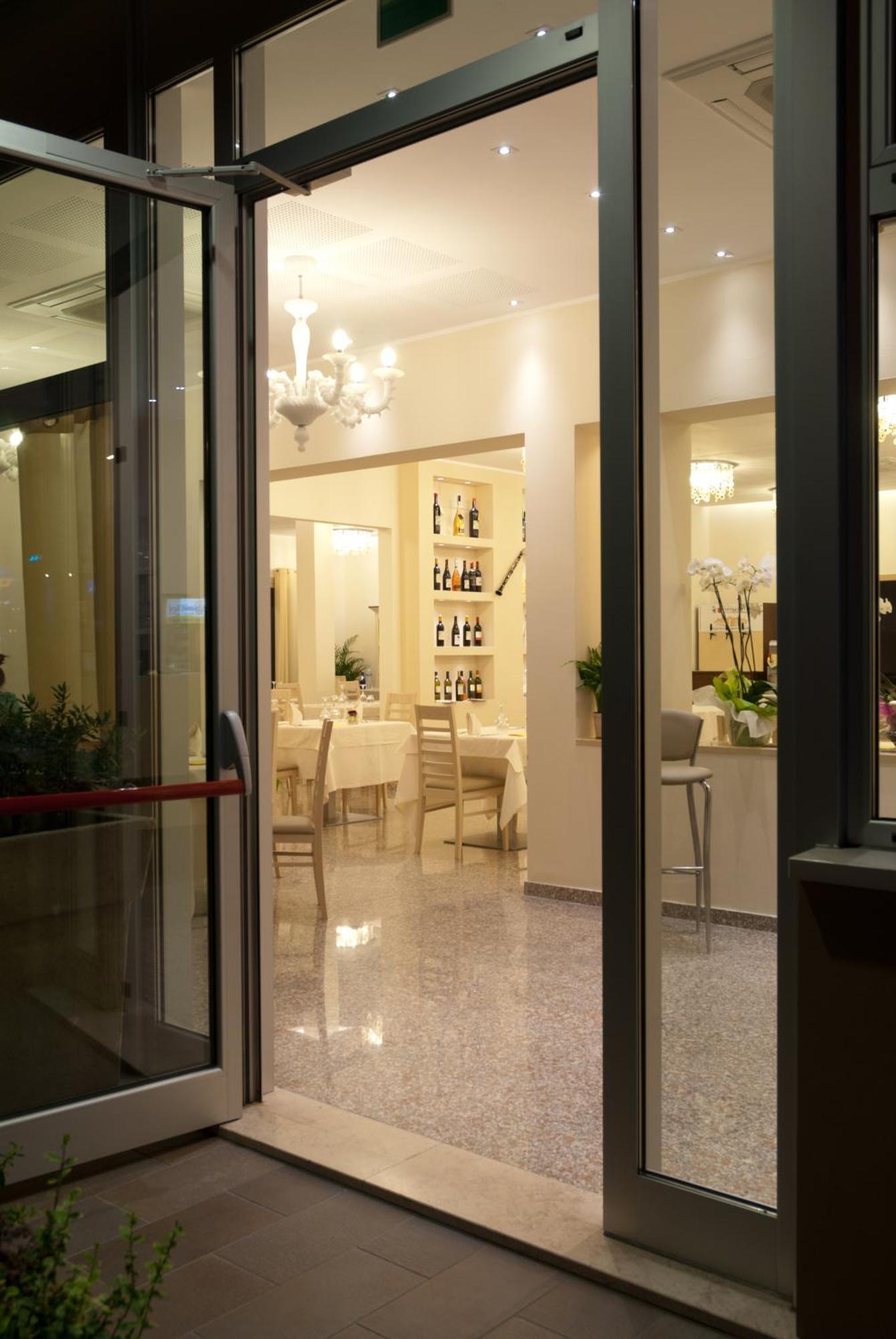 Hotel Ristorante Cesare Савіньяно-суль-Рубіконе Екстер'єр фото